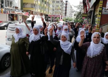 Dayikên Laçik Spî li Amedê meşiyan