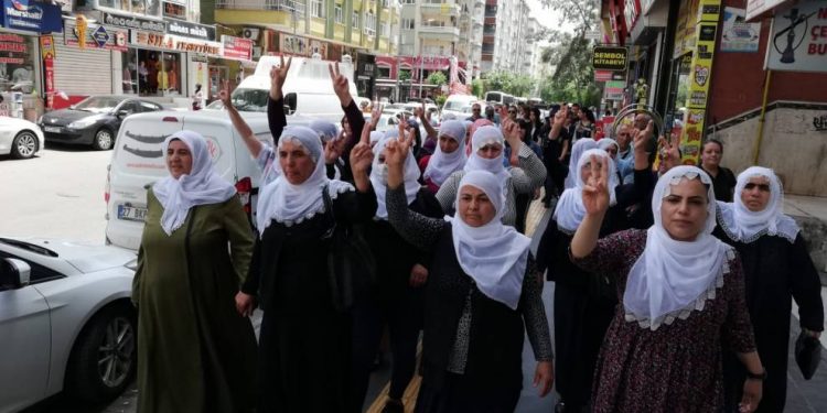 Dayikên Laçik Spî li Amedê meşiyan