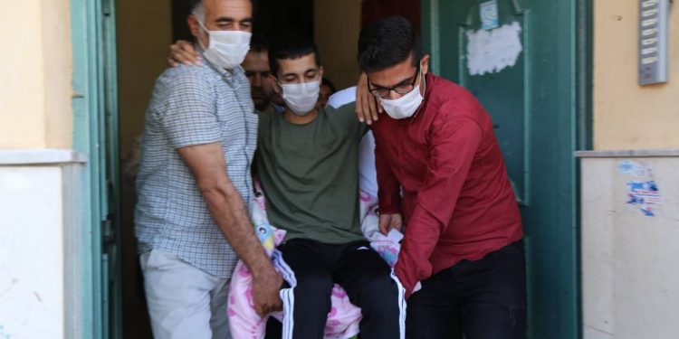 5 berxwedêrên greva birçîbûnê ku li malên xwe domandin, rakirin nexweşxanê