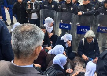 Polîsên dagirker ên Tirk li Gebze êrîşî malbatan kirin: 4 kes binçav kirin
