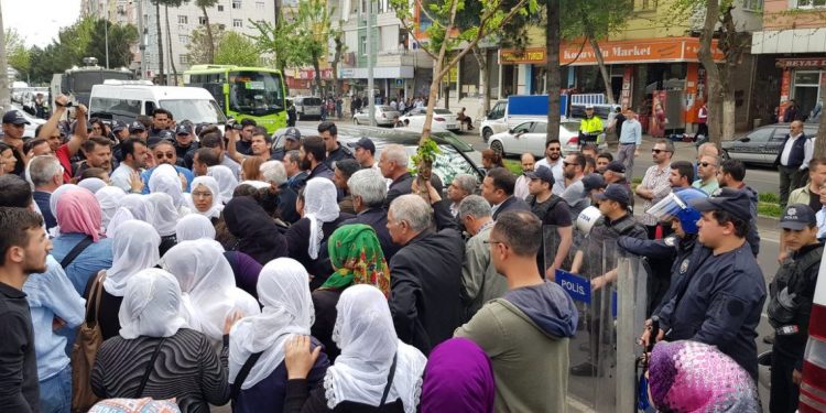 LEZGÎN – Polîsên dagirker li Amed û Stenbol’ê êrîşê dayikên berxwedêr kir