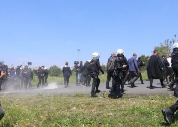 LEZGÎN- Polîsên dagirker bi gulleyên plastîk êrîşê dayikan kir- NÛ BÛ