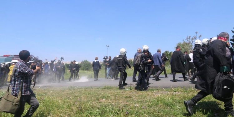 LEZGÎN- Polîsên dagirker bi gulleyên plastîk êrîşê dayikan kir- NÛ BÛ