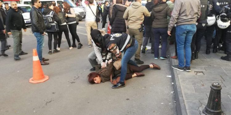 Li Amedê Polîsên dagirker ên Tirk êrîşî çalakiya endamên KESK’ê kirin