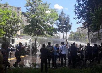 LEZGÎN – Li Amedê Polîsên dagirker ên Tirk bi ava şid êrîşî dayikan kirin