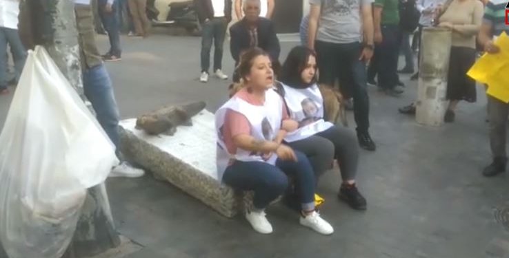 Li Stenbolê du jinên ciwan çalakî kirin. Her du çalakvan hatin binçavkirin