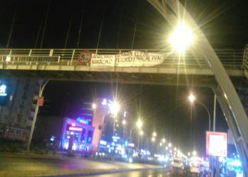 Ciwanên Amedê pankarta “Em ê destên ku li dijî dayikan radibe bişkînin, tecrîdê parçe bikin” daliqandin