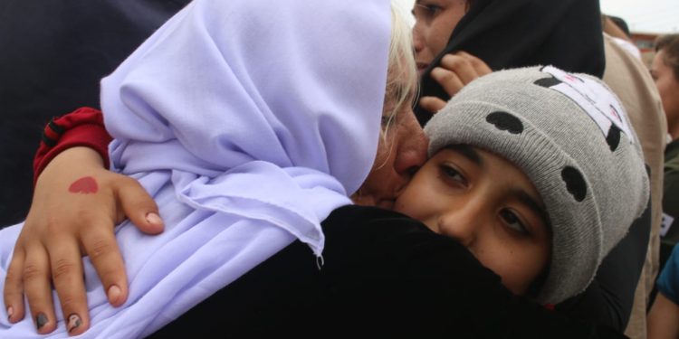 TAJÊ 28 Êzidiyên ku hatibûn rizgarkirin, radestî malbatên wan kir