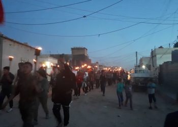 Ciwanên Rojava berbi sînorê Nisebînê ve dimeşin