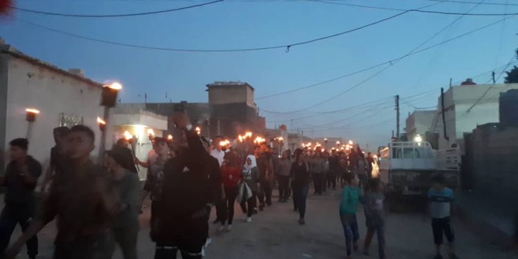 Ciwanên Rojava berbi sînorê Nisebînê ve dimeşin