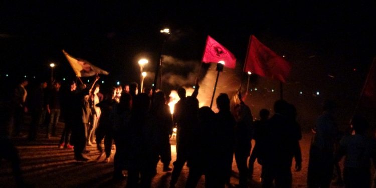 Ciwanên Kobanê ji bo piştgiriya çalakgerên greva birçîbûnê meşiyan