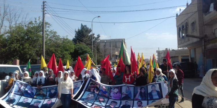 Di pêşengtiya Ciwanên Kobanê meşek berbi sînor destpê kir