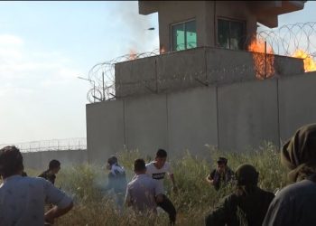 LEZGÎN – Dewleta tirk a dagirker êrîşî meşa li Kobanê kir, ciwanan bi molotofan bersiv da êrîşan!