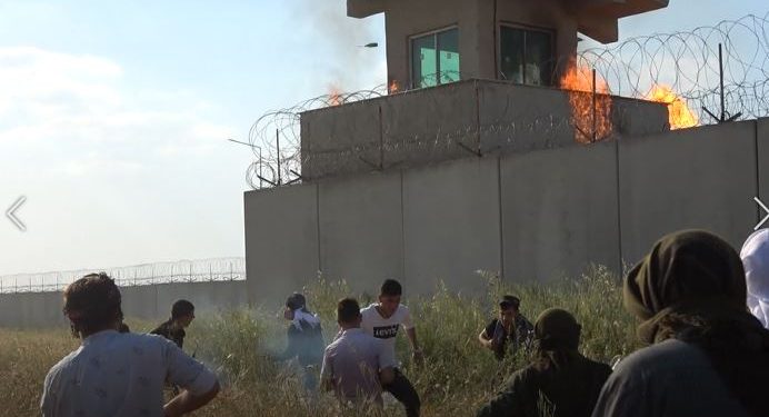 LEZGÎN – Dewleta tirk a dagirker êrîşî meşa li Kobanê kir, ciwanan bi molotofan bersiv da êrîşan!