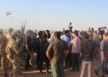 Gelê Şengalê meşiya ser sînor