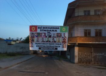 Ciwanên Êlîhê pankarta “Bijî Berxwedana Zindana” daliqandin