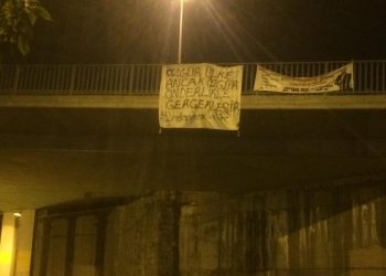 Ciwanan pankarta “Welatê Azad ancax bi Rêbertiya Azad pêk were” daliqandin