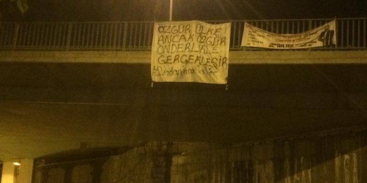 Ciwanan pankarta “Welatê Azad ancax bi Rêbertiya Azad pêk were” daliqandin