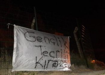 Înîsyatîfa Ciwanên Mêrdînê pankarta “Ciwan wê tecrîdê bişkine” daliqandin