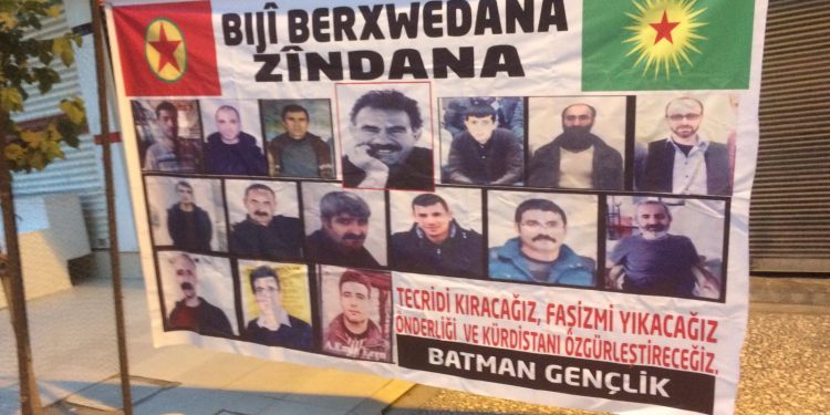 Ciwanên Êlîh ji bo rojiya mirinê pankart daliqandin