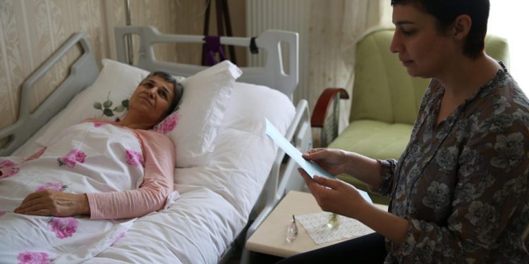 Gelê Mexmûrê nameyek ji Leyla Guven re şand