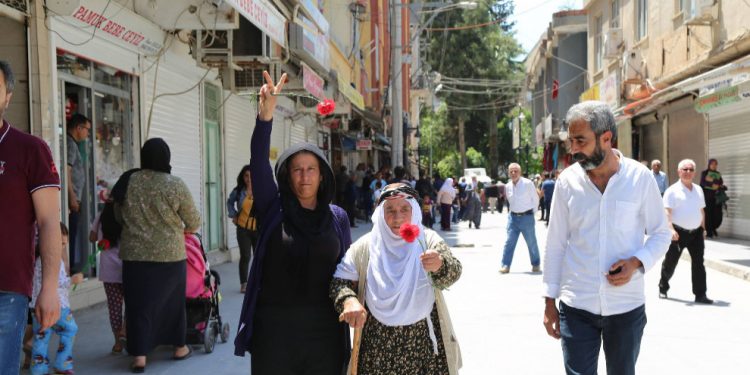 Çalakiyên Roja Dayikan: ‘Heta ku tecrîd ranebe em ê li berxwebidin’