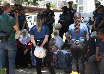 Malbatên girtiyan çalakiya rûniştinê pêk anîn