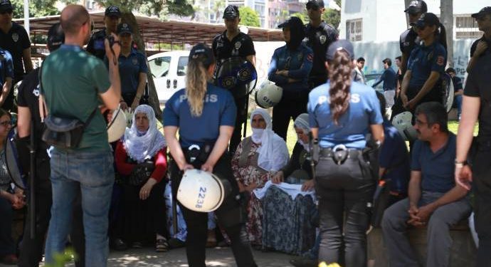 Malbatên girtiyan çalakiya rûniştinê pêk anîn