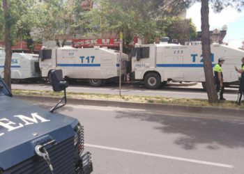 Polîsên dagirker ên Tirk dayikan bi toma dorpêçkirine, dayik jî li ber xwe didin