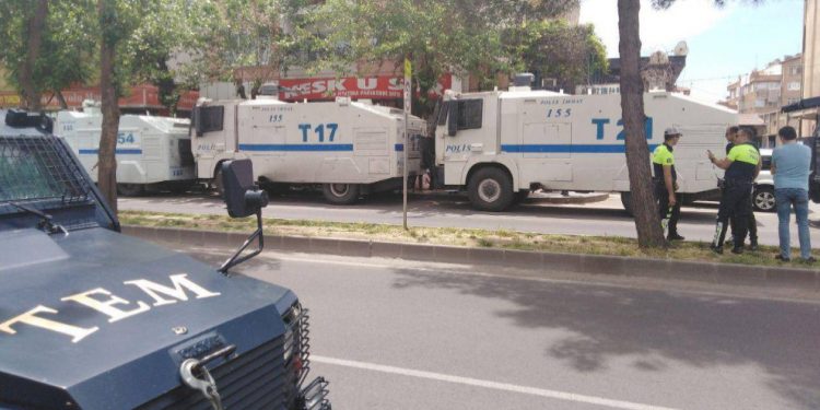 Polîsên dagirker ên Tirk dayikan bi toma dorpêçkirine, dayik jî li ber xwe didin