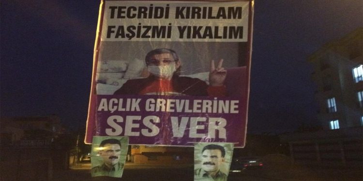 Ciwanên Êlîh pankarta “Tecrîdê bişkîne, Faşîzmê Hilweşîne” daliqandin