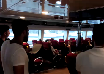 Meclisa Ciwanên Îzmîrê li dijî tecrîdê di ferîbotê çalakî lidarxist