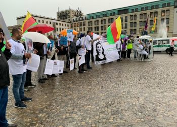 Ciwanan ruxmê astengiyên polîsan li Berlînê tecrîdê protesto kirin