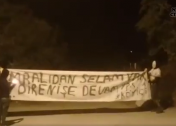 Ciwanên Wanê pankarta “Ji Îmraliyê silav heye, Berxwedan didome” daliqandin