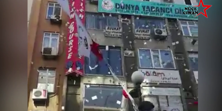 Meclisa Ciwanan li Stenbolê bi sedan belavokan ji avahiyek bilind firandin