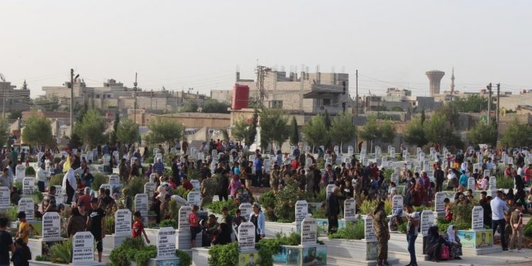 Gelê Cizîrê cejna xwe di goristanên şehîdan pîroz dike