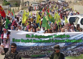 Bi hezaran welatî li dijî dagirkeriya tirk ber bi Deriyê Sînor ê Sêmalka ve meşiyan