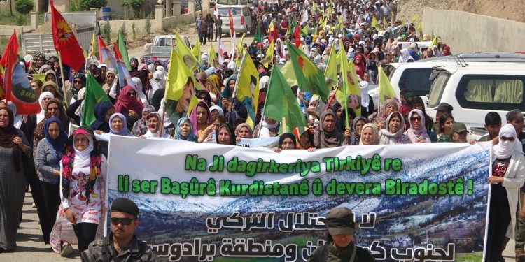Bi hezaran welatî li dijî dagirkeriya tirk ber bi Deriyê Sînor ê Sêmalka ve meşiyan