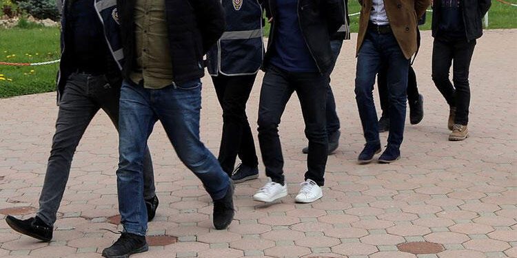 Li Îzmîrê 12 kes hatin binçavkirin