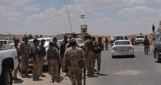 Artêşa Tirk a dagirker bi cil û wesayîtên Pêşmergeyan dewriye davêje û kontrola rê dike