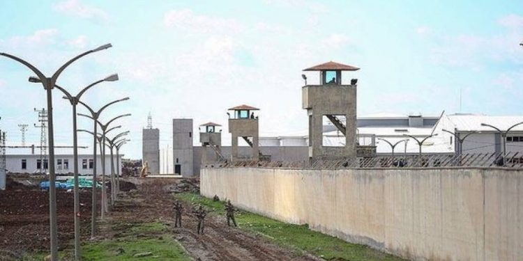 Cezayê hucrê dan girtiyên jin ên bertek nîşanî kamerayên nava qawîşan dan