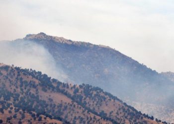 Artêşa Tirk a dagirker bi hawan û obusan Metînayê bombe dike