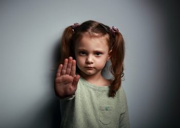 Mamosteyê ku tecawîzê xwendekarek kir hat girtin!