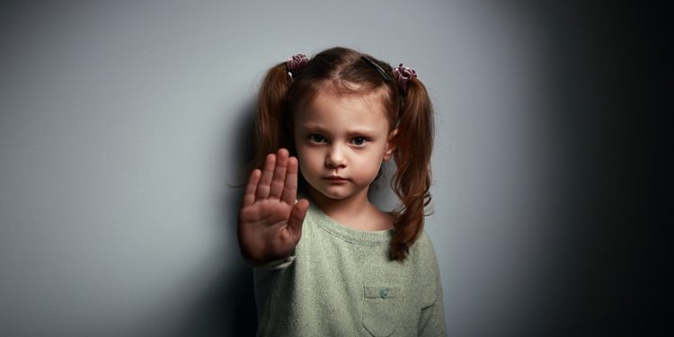 Mamosteyê ku tecawîzê xwendekarek kir hat girtin!