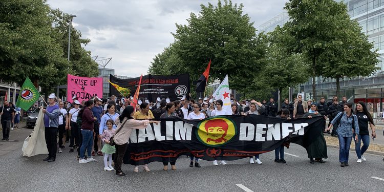 Di pêşengtiya ciwanan de qetilkirina Halîm Dener hate şermezarkirin