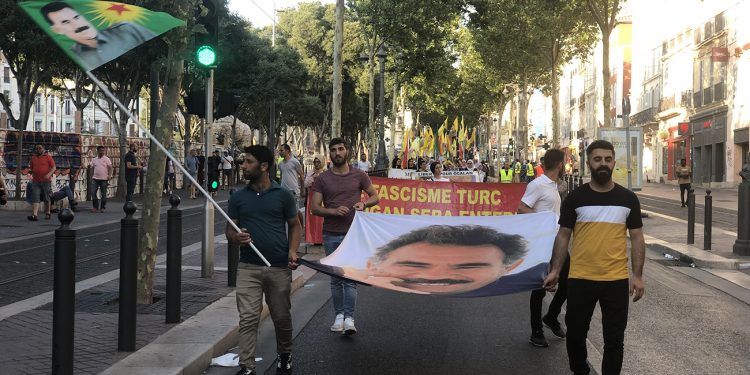 Dagirkeriya Tirk bi pêşengiya Ciwanan li Marsîlyayê hate protestokirin