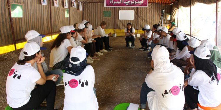 Yekemîn perwerdeya havînî ji bo jinên ciwan li bajarê Minbicê dest pê kir