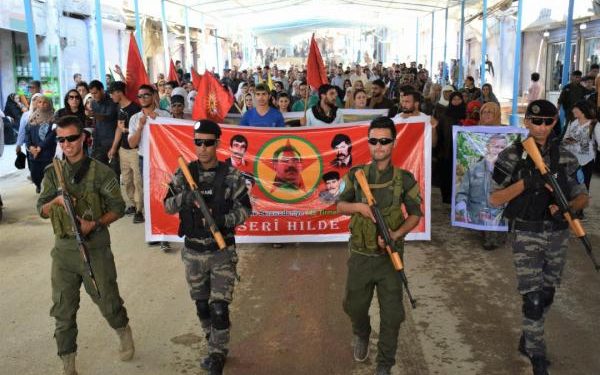 Ciwanên Serêkaniyê li hember dagirkeriya Tirk meşiyan