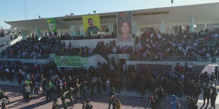 Li Qamişloyê di pêşengtiya Jinên Ciwan pîrozahiya salvegera Şoreşa Rojava