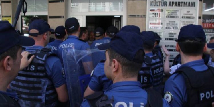 Polîsên dagirker ên Tirk daxuyaniya HDP’ê ya şermezarkirin a Giyadinê asteng kirin